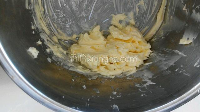 黄油提前软化，用打蛋器打至顺滑。