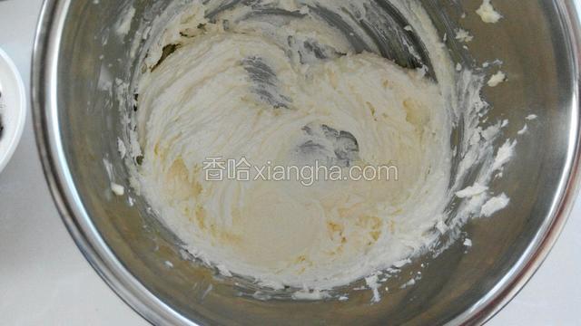 加入糖再打到黄油发白，体积膨大。
