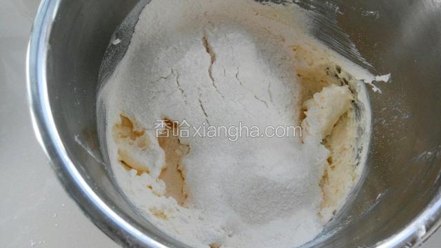 筛入低筋面粉，用刮刀搅拌均匀。