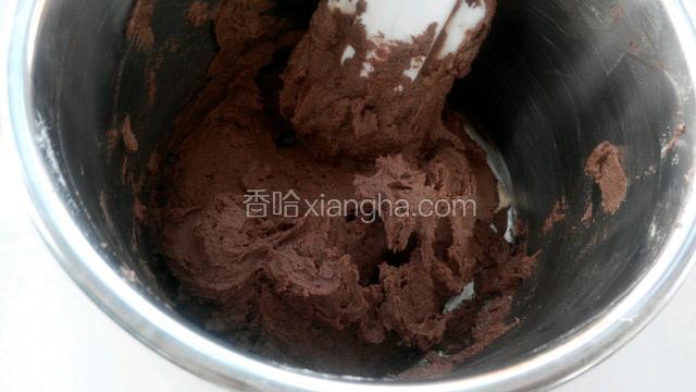 用刮刀拌匀。