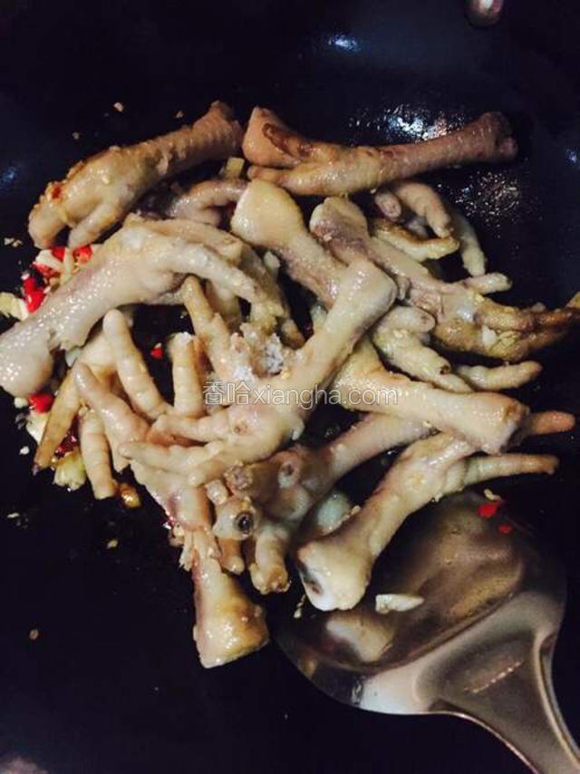 加入生抽，老抽，料酒，糖，盐