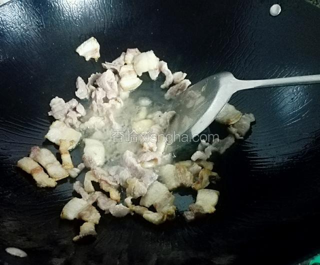 再放入瘦肉炒变色