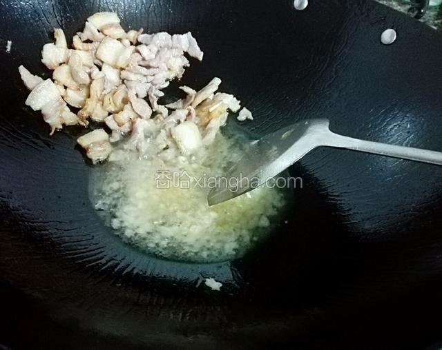 把肉放一边，放入蒜蓉爆香