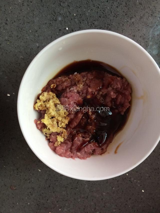 肉剁碎，加入姜末，生抽，蚝油腌制十五分钟左右。