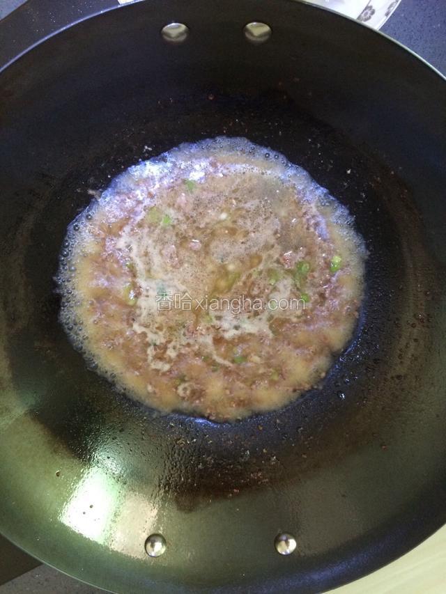炒香肉末后，加入大约半碗水下去煮成肉汤。
