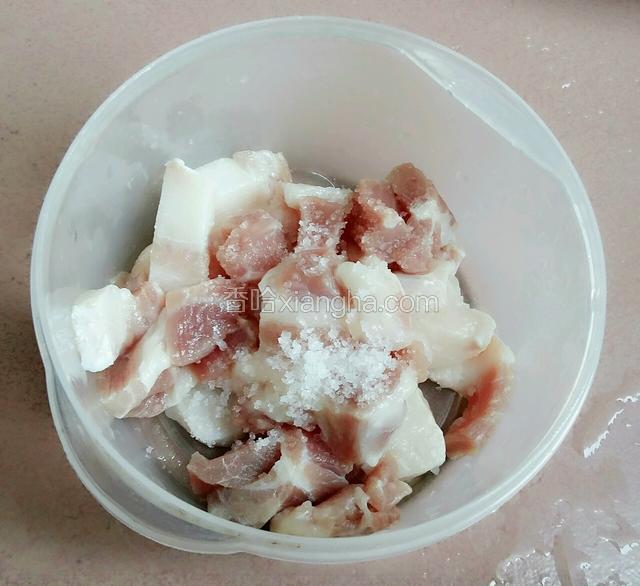 肉洗干净，切成薄片。放半勺盐，用手抓圴匀。腌制十分钟左右。