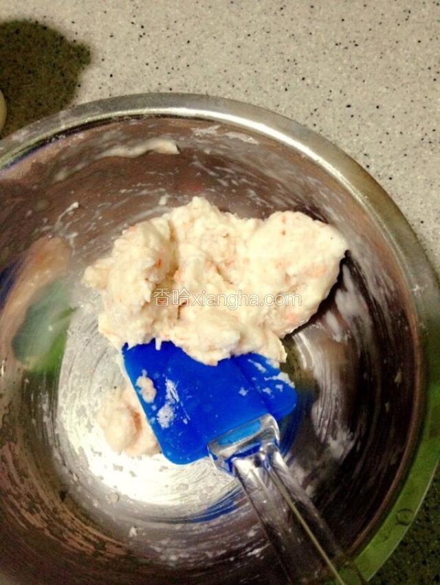 

5. 把分离出的蛋清加在刚才搅拌好的虾仁里，朝一个方向继续搅，搅上劲为止，一定要抄一个方向，不然不会Q的；