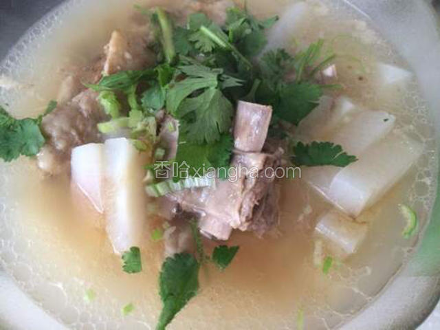 盛在汤碗里，调入盐和适量醋，撒香菜末和葱末。即可食用。