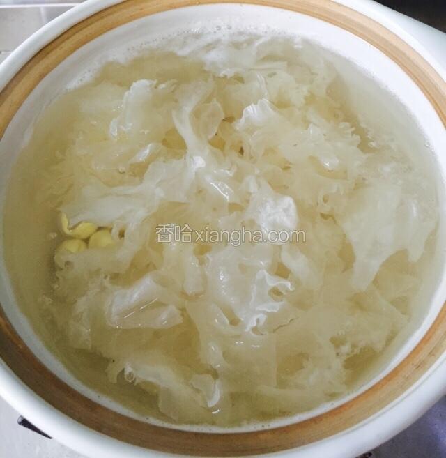下银耳煮五分钟；