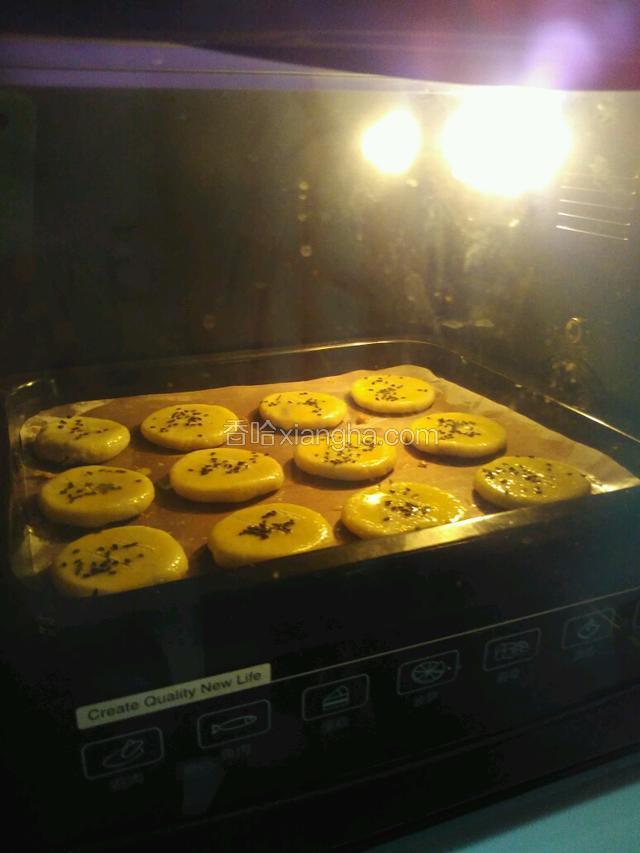 入炉烘烤，上火180℃下火130℃，烘烤时间20分钟

烘烤时间和炉温可根据自己的烤箱实际情况来调整