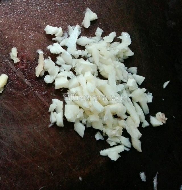 准好蒜蓉，蒜头洗干净拍一下去皮剁碎