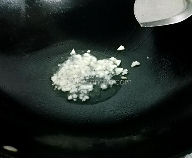 锅预热放入花生油，油温热后放入蒜蓉爆香