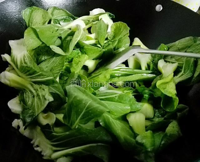 再倒入上海青不停的炒至软