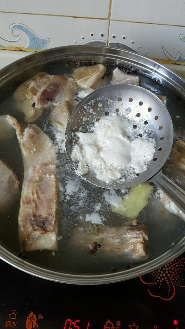 羊肉冷水下锅煮，并不时地撇去血沫，一直到汤锅大开，且无明显血沫时，改小火炖30分钟
