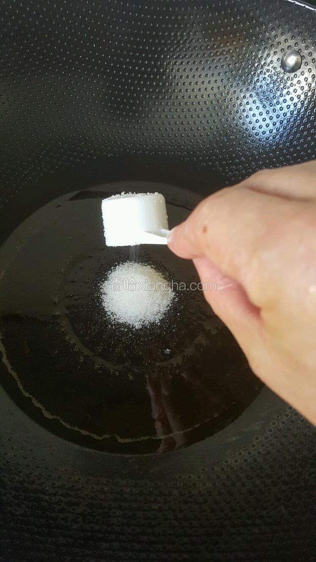 炒锅烧热放油，放入白砂糖炒出糖色