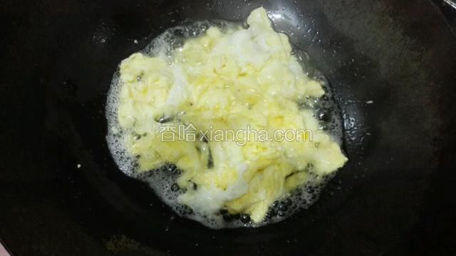 炒锅放油，油热时，先放入鸡蛋炒至结块盛出备用