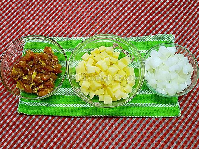 去骨的雞腿肉切粒，用1大匙咖哩醬、生粉、豉油拌勻後醃30分鐘備用，土豆刨皮切粒，洋蔥去外衣切粒