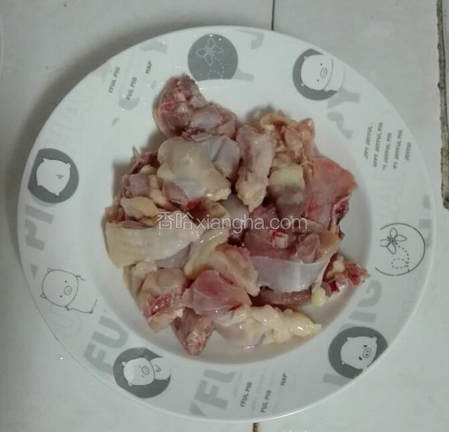 鸡肉买回来的时候就砍好的，洗干净去血水待用。