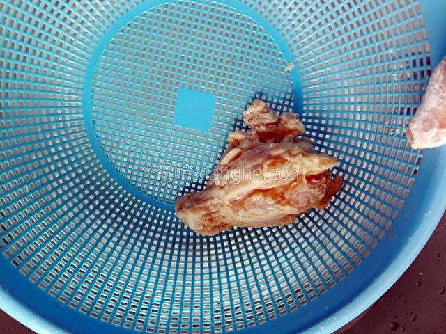 然后再拿起来沥干水