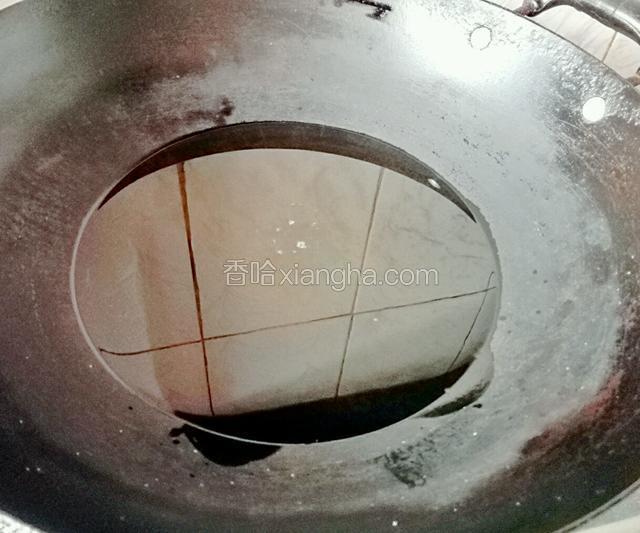 锅中倒入花生油，烧至4成热就行