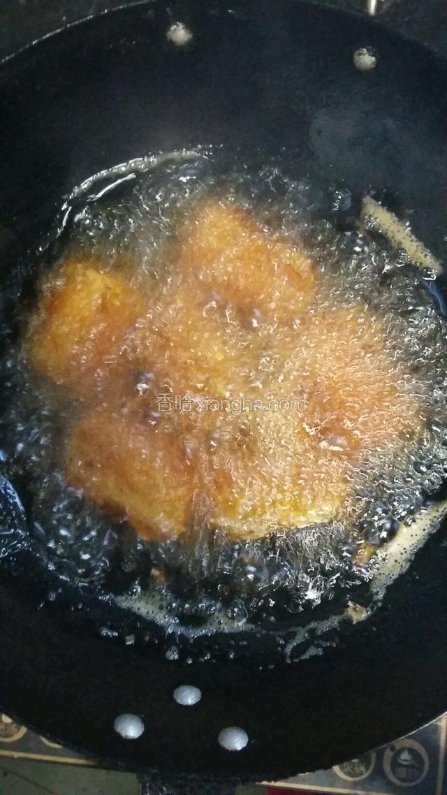 锅里加油，油开八分，下鱼段，炸一会，用筷子翻一下，金黄翻面炸，全黄出锅（喜欢肉嫩些炸至金黄就出锅）。