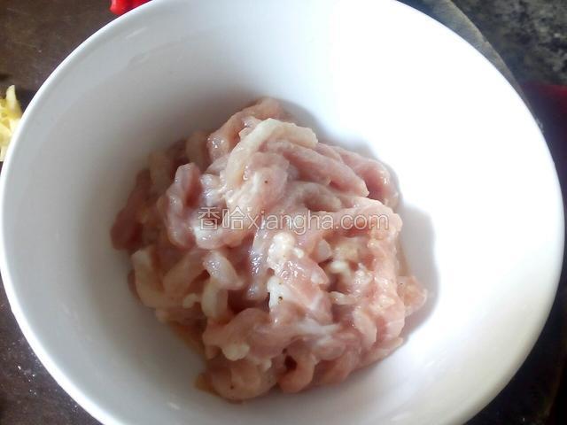 肉切好加淀粉拌匀