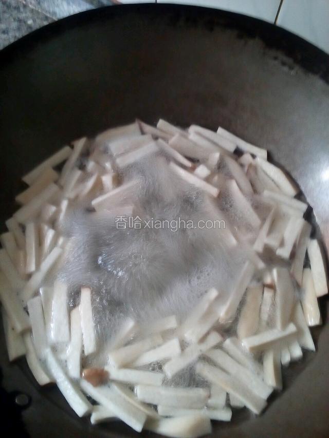 杏鲍菇切条状，用开水焯烫两分中左右捞起来控干水备用