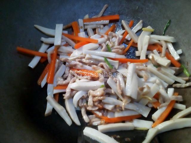 再加胡萝卜，杏鲍菇翻炒均匀，加入蚝油或酱油，盐，胡椒，香葱翻炒片刻即出锅。