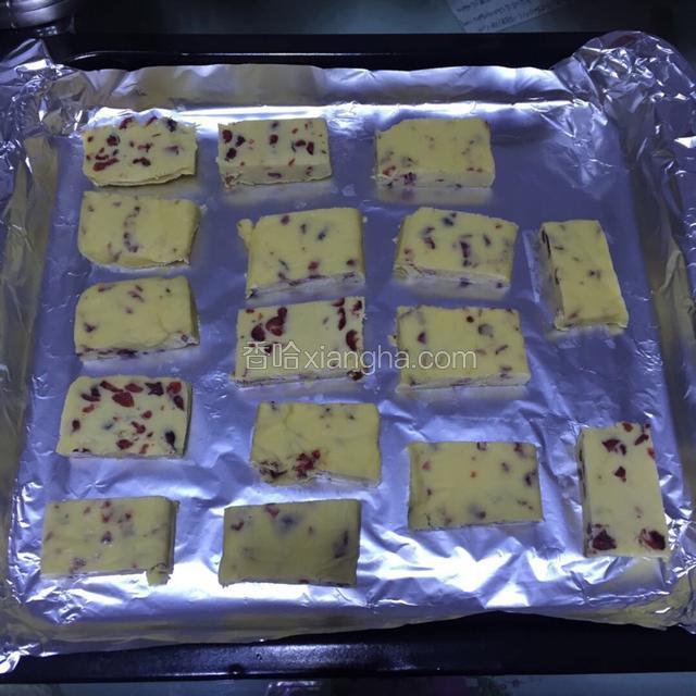冷冻好再切片。烤盘铺上锡纸。将饼干码上。烤箱预热160度20分钟。最后几分钟一定要盯着哦。