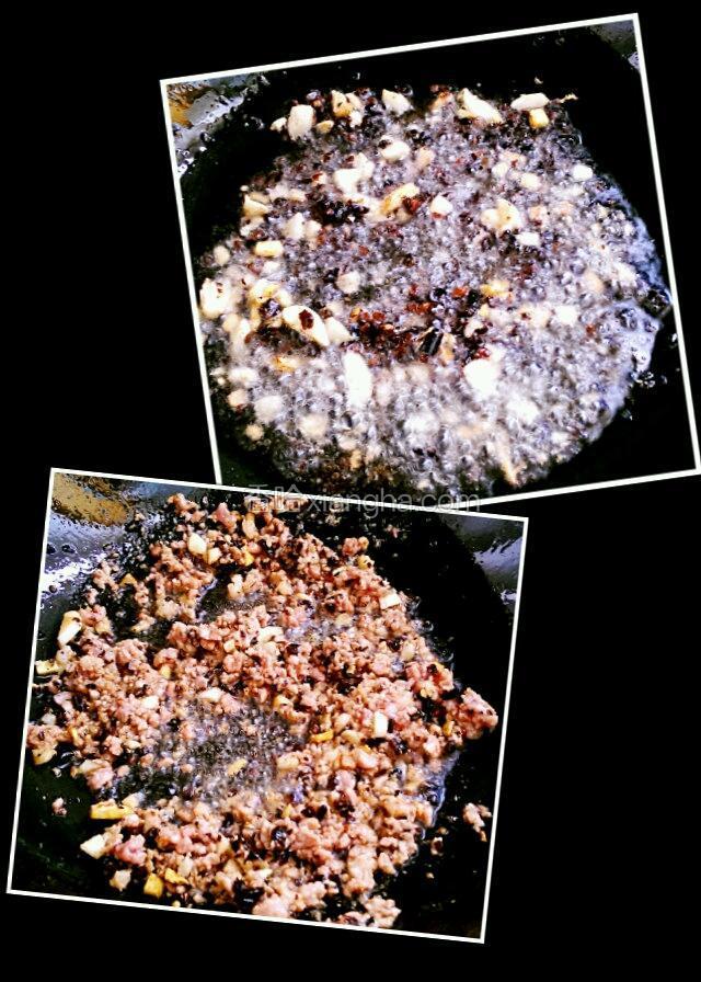 点火起油锅，爆香姜蒜豆豉后，加入肉末炒至变色。