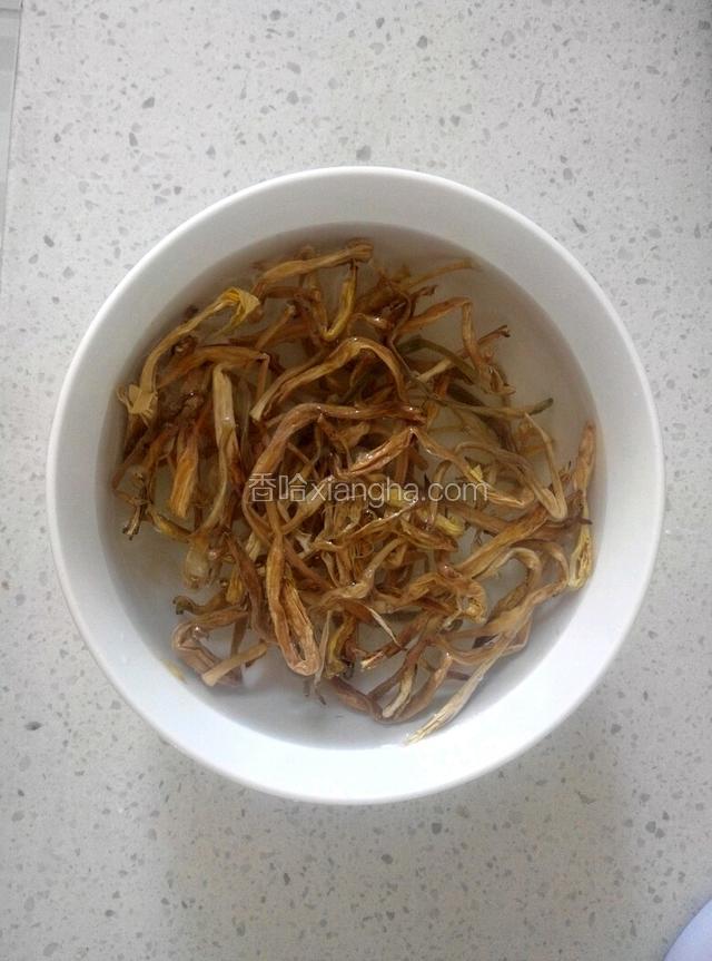 黄花菜用水泡软后再过两遍水，要把残留在上面的沙洗干净