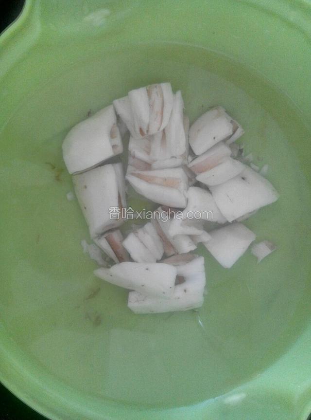 藕削皮切大块备用