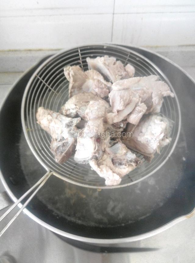 水开了大概一两分钟捞起晾干水