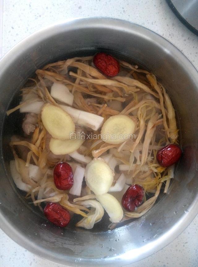 骨头晾凉后把所有材料放压力进锅里，加入适量的水