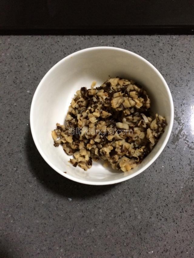 香菇提前泡发，切成碎末，我用的是和牛肉1：1的量