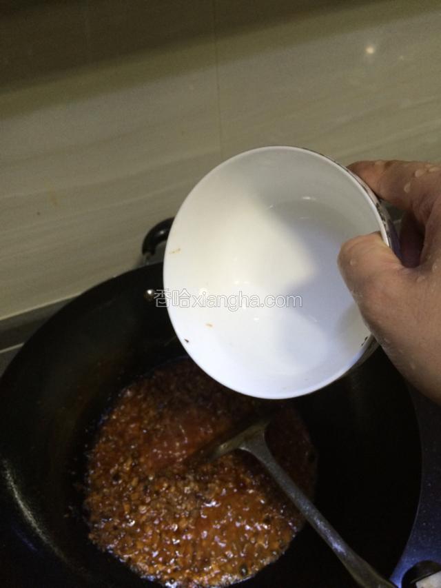 全部食材炒香后，加入小半碗水淀粉煮片刻