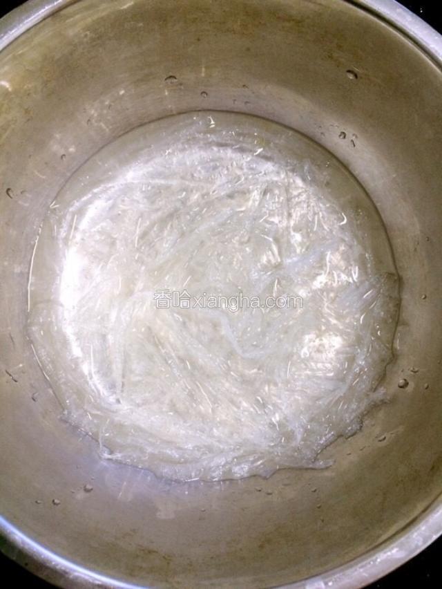 琼脂用温水泡软。