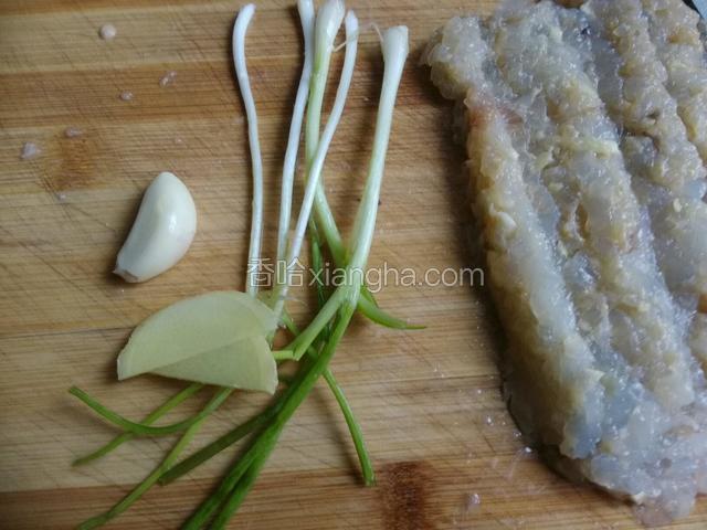 虾肉剁成肉泥