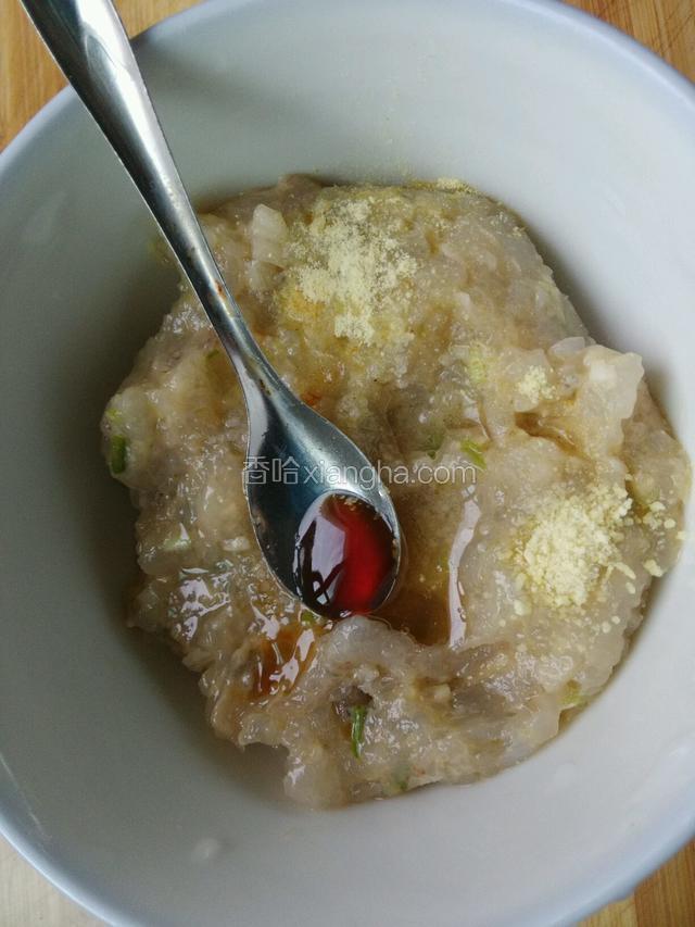 葱，姜，蒜，盐，胡椒粉，黄酒，蚝油，鸡精搅拌均匀。