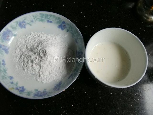 盘子是干生粉，碗里是蛋白加生粉备用。