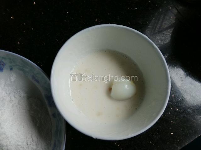 蛋先在有蛋白的生粉里滚一下，然后在干粉里滚好。