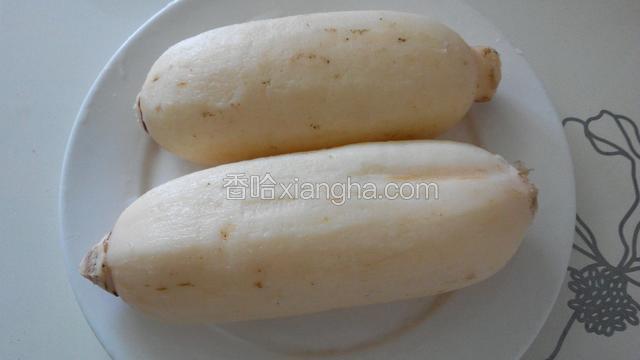 把藕刮去皮，洗净备用