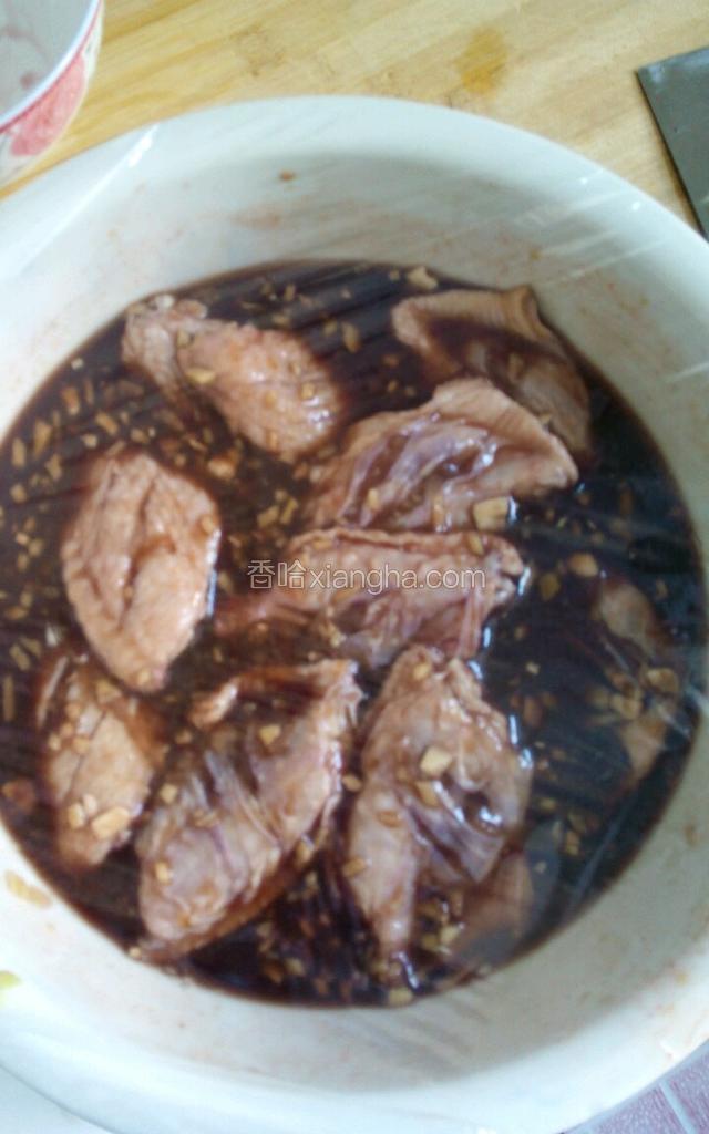 生姜，大蒜，红酒，生抽，蚝油，香料一起放在鸡翅里抓匀盖上保鲜膜腌制30分钟
