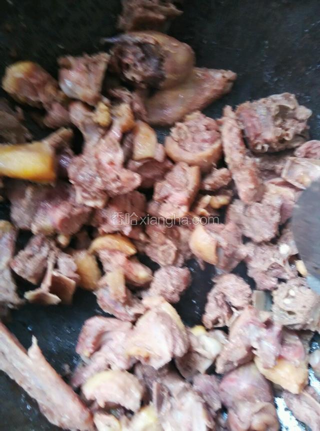 锅里烧热到了焯好水的鸭肉煸炒干水份！盛出备用