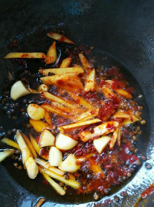 锅里加少许油，少热放入花椒，蒜，豆瓣酱，泡生姜炒香