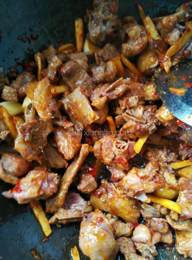 到入刚煸炒好的鸭肉炒匀，
