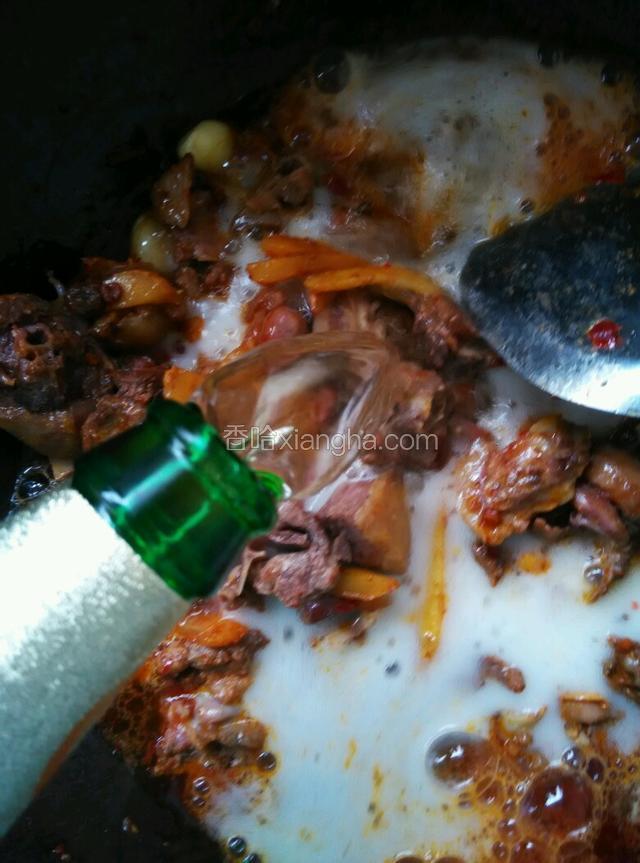 炒匀后有一定的香味溢出，这时到入一瓶啤酒，莫过鸭肉，掌握火候烧半小时，