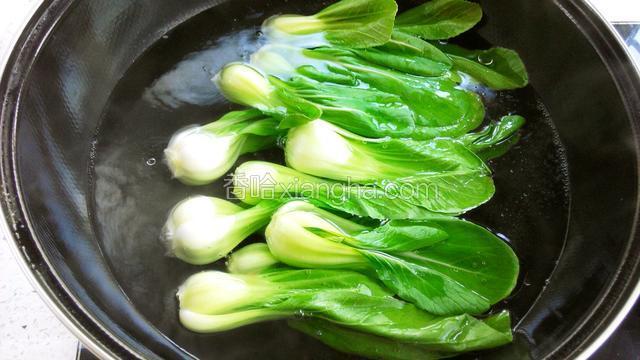 将油菜芯放入焯熟