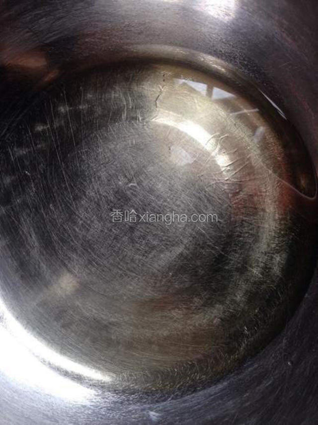 烤制的过程中，把砂糖和水隔水加热至砂糖完全融化，成糖水状态。