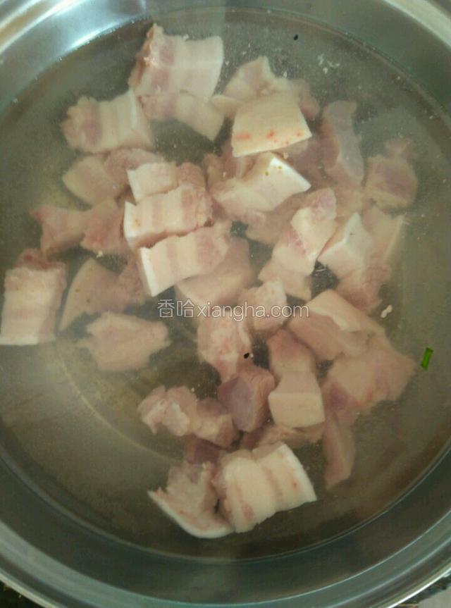 五花肉用水捞一下吧里面的血水于出